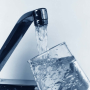 Neoporena pitna voda brez bakterij